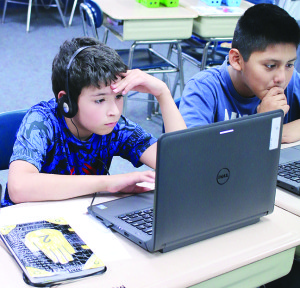 Rodrigo Luna, left, and Pedro Carlos-Hernandez work in Kaytee Dean’s fourth-grade class. Photos by Jeff Keeling